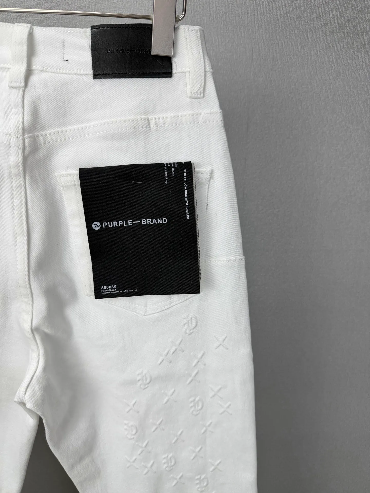 PURPLE BRAND 2026New Arrival Pure White Embossed Couple Style Washed Loose Bootcut Jeans High Version High Version Top Ceiling Quality Styles with different washed textures are very friendly to people with thin legs and thick legs. The loose bootcut style is very flattering to the leg shape. Moderate length that never goes out of style, easy to match with casual, basic styling for various styles, a must-have in the wardrobe! The fabric is stiff but also makes the upper body soft without losing texture. The washing process is even more perfect. It is a must-have item for everyone! ! ! Washed wheat, hang tag, pants label, three labels complete Color: Black, White Size: 28, 30, 32, 34, 36 (five sizes)